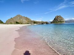 島の反対側にある「ピンクビーチ」へ移動。