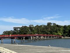 福浦橋
　252mの朱塗りの橋「福浦橋」は、素敵な出会いが訪れる「出会い橋」と言われています。

橋を渡るとその先には、県立自然公園「福浦島」があります。福浦島は、アカマツやスギ、モミなどの植物が自生。樹木にかけてある解説板を見ながら歩くと、知らず知らずのうちに植物博士に・・・。島内には弁天堂や見晴台、あずま屋などがあり、四季折々の草花や松島湾を眺めながら散策が楽しめます。