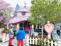 ミニーの家 (Minnie's House)
オススメ度 ★☆☆　絶叫度 ☆☆☆　形態：屋内型グリーティング
こちらはすでに75分待ち。外から見るだけにしました。