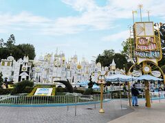 イッツ・ア・スモールワールド ("it's a small world")
オススメ度 ★★☆　絶叫度 ☆☆☆　形態：屋内型ライド　最大混雑度：20～45分　LL終了予想：23:00～23:30
