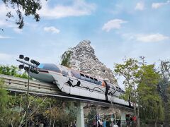 ディズニーランド・モノレール (Disneyland Monorail)
オススメ度 ★☆☆　絶叫度 ☆☆☆　形態：屋外型モノレール
トゥモローランドとダウンタウンディズニーの間を走っているモノレールです。時間があれば乗ってみたいです。