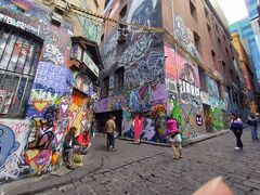 ＜Hosier Lnホージャーレーン＞
落書きアートがある一画です。ちょっと怪しい人もいたり・・・。
夜の雰囲気も気になります。
