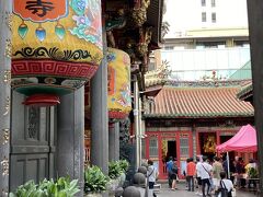 台北到着、超有名「龍山寺」にお守り買いに来ました。
