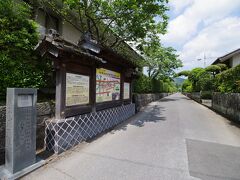 武家屋敷群は入場料を払うといくつかの武家屋敷の庭園を鑑賞できます。修学旅行生が多く来ていました。