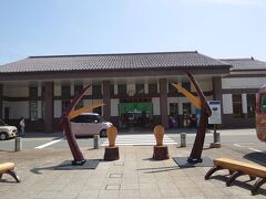 城崎温泉駅に到着。駅前のカニのハサミのオブジェが気分を盛り上げます。