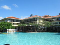 17：30　スリランカが誇るトロピカル建築家の巨匠 「ジェフリー・バワ」が手掛けたホテル「ヘリタンス・アフンガラ」到着です。

ホテル詳細は
https://4travel.jp/travelogue/11880090