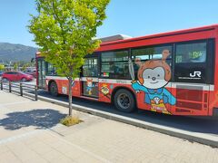 大船渡からBRT（バス高速輸送システム）で陸前高田まで移動。車体のイラストは気仙沼のイメージキャラクターのホヤぼーや。