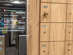 お宿は、サウナ＆スパ カプセルホテル DAITOYO LADIES当日予約。楽天だとダメでしたが、直HPだと空いてたら当日も予約できました。会員になると-200円引き(会員になった次から適応)。今は登録無料中。ポイントは1年期限だけど、会員は3年期限あるから、次も使おうと思う方には入会オススメ。
受付したら、カギをもらって2階へ。ロッカーと同じ靴場に靴入れて、レディースルームへ。