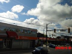 バンクーバー（Vancouver）カナダ・ブリティッシュコロンビア州
市内。
　バンクーバーはブリティッシュ コロンビア州に属し、活気溢れる西海岸の港湾都市です。
カナダで最も人口密度が高く、最も多様な民族で構成されています。
山に囲まれ、映画の撮影地としても人気が高く、アート、演劇、音楽シーンも盛んです。
また市内には、地元のアーティストの作品で知られるバンクーバー美術館や、先住民の傑出したコレクションを収蔵する UBC 人類学博物館もあります。