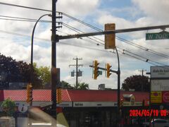 バンクーバー（Vancouver）カナダ・ブリティッシュコロンビア州
市内。
　バンクーバーはブリティッシュ コロンビア州に属し、活気溢れる西海岸の港湾都市です。
カナダで最も人口密度が高く、最も多様な民族で構成されています。
山に囲まれ、映画の撮影地としても人気が高く、アート、演劇、音楽シーンも盛んです。
また市内には、地元のアーティストの作品で知られるバンクーバー美術館や、先住民の傑出したコレクションを収蔵する UBC 人類学博物館もあります。