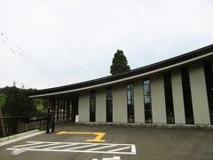 北里柴三郎記念館に到着しました。

実は、Decoの父方の祖母は小国町の出身なのです。しかし若くして亡くなり、祖母の実家との交流はもうありません。
ただ、一軒だけ親しくしていた親戚がいて、その方から、祖母の実家は北里柴三郎博士の家系と親戚だ…と聞いたことがあります。その親戚も亡くなられており、北里家と祖母の実家がどのような関わりがあったかはわかりません。
ただ、亡くなった私の祖父や父からはこの話は聞いたこともなく、詳細は不明です。Decoが想像するに、恐らくは親戚の親戚のそのまた親戚ぐらいの関わりだったのではないかと…。
でも、やっぱりこういう話を聞いて、一度訪れてみたいと思っていたのです。

駐車場に車を停めて、記念館へ入ります。
北里柴三郎記念館は、幾つかの建物から成っており、展示物がある北里文庫、博士が郷里に帰った時に滞在して客をもてなした貴賓館、生家、そして写真の建物であるトンネル館があります。
トンネル館は、後から建てられてようで、施設の入口であり、展示もありますが、主に映像資料を見る場所のようです。