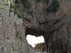 白山洞門
県の天然記念物。自然の力で岩の真ん中に穴が開きました。
