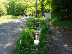 手水舎は、近くを流れる『水眼川』の清流