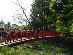 春宮西側には砥川という清流が流れています
砥川沿いを歩き万治の石仏に