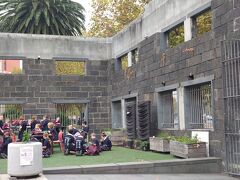 宿の向かいにある旧メルボルン監獄の庭でも、小学生の団体を見かけたり、隣接している大学の学生さんなのか、朝からイベント準備をしている光景もみられました。（翌日のもの）


