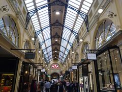 小さな一画にまとまったロイヤルアーケードとブロックアーケード。

エリザベス・ストリートとリトルコリンズ・ストリートが交差する辺り。
ある程度のストリート名を覚えれば、市内も把握できそうです。






