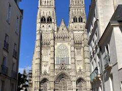 【サン・ガシアンの威容】
トゥールきっての教会が、サン・ガシアン大聖堂：Cathedral St.Gatien。こういうお堂は、どれを取っても、あんまり違わない。宗教心が薄くてすみません。
