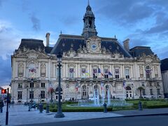 【堂々のトゥール市庁舎】
あんまり見どころのないトゥール市内で、ひときわ堂々としているのが市庁舎。ジャン・ジョレス広場に面して建っている。フランス風といえばそれまでですが、隣の裁判所も大きくて威厳のある建物。