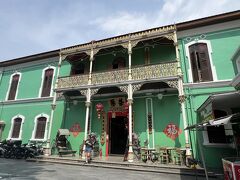 次にやって来たのは「ペナンプラナカンマンション」
19世紀末に裕福な華人の邸宅として、中国、英国、マレーの文化が混交したプラナカン様式で建てられたもので、豪華なプラナカンの生活が残る博物館です。