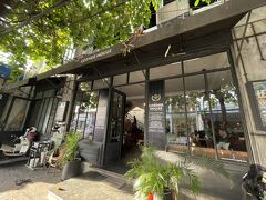 スミニャックをもう少し散策した後は、こちらのコーナーハウスで一休み。かなりおしゃれな外観


