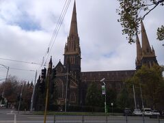 セントパトリック大聖堂
曇っていたのに、ステンドガラスが光り輝いていて素晴らしかったです。
横幅も広くて、尖塔まで写真に収めるのは一苦労でした。
寄付が電子化されているのも驚きでした。
ここでも勉強の一環で来ていたような学生たちが見受けられました。