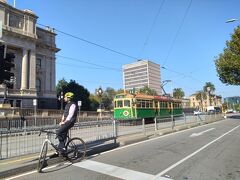 シティの周りを周回するトラム。左側は州議事堂。
ビクトリア州議事堂に入ろうとしたところ、議会かなにかと重なっていたのか、一般人の入場は不可でした。
このアンティークなトラムに乗りたかったのですが、頻繁に走っていなくて、かなり待ちました。車内も風情がありました。