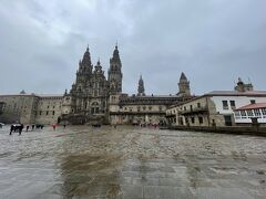 ア・コルーニャからバスでおよそ90分でサンティアゴ・デ・コンポステーラ市内。バスの駐車場からオブラドイロ広場まで徒歩十数分でサンティアゴ・デ・コンポステーラ大聖堂に到着