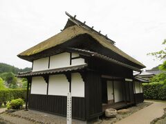 茅葺屋根の平屋建て。