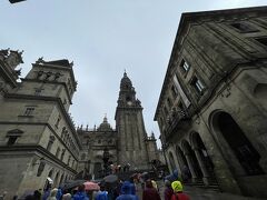 サンティアゴ・デ・コンポステーラ大聖堂の裏手東側にあるプラテリアス広場
大聖堂に入る入口に向けてオブラドイロ広場から60～70ｍの行列ができていました
雨脚が強くなりトイレにも行きたかったので列には並ばず、大聖堂への入場を諦めました