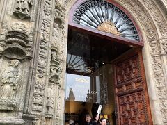 カフェを出て街中を散策してオブラドイロ広場に戻り、オスタル・ドス・レイス・カトリコスをちょっと見学