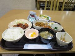 この日の日替わり定食は「トリ唐揚げと焼きそば」。

唐揚げは、揚げてから時間が経っているようで、食感がいまいちでした…。
おひたしは味がしないので、みそ汁に投入。
きんぴらごぼう、焼きそば、お味噌汁、ナタデココ入り杏仁豆腐は、まあ及第点かな。
これにサラダバー、ジュース、コーヒーなどドリンク飲み放題で、おなかいっぱい。

総合的に見て、今回も好印象だった京都ユニバーサルホテル烏丸。
ひとつ残念だったのは、大浴場です。
コロナ禍の人手不足で、休止中。
前回、広々していて気持ちよかったのに。
でも、部屋のバスルームもバスタブは広め。
窮屈さはありません。

お風呂と言えば、部屋で服を脱いだ時。
大量の砂がザザザザザーっと絨毯の上にばらまかれました。

え～、なんで!?
事態を呑み込めず、しばし呆然 (ﾟﾛﾟ)

よく見ると、長いからと折っていたジーパンの裾に、
先ほど行った砂浜の砂が入り込んでいたのです！

砂は絨毯に入り込み、掃除機がなければ、どうにもできません。
ああ～、ごめんなさい（＞＜）

靴の中にも、かなりの砂。
逆さにして振っても、完全に取りきることができません。
家に帰って水洗いするまでの3日間。
靴の中の異物感に耐えながら旅しました…（～～；

以上、ご覧いただきありがとうございました。
この後は「初めての姫路に右往左往!?」https://4travel.jp/travelogue/11906973　へ続きます。