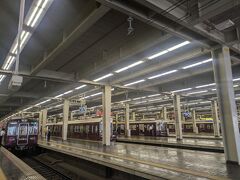 夜勤明け、明日は休み。先週ライブに行ってからのロス感が落ち着かず、家にいる気になれず。
サウナ＆今月期限の大阪プレミアムクーポンを使い果たす買い物に小旅行。梅田駅へ。
あまり気にしたことなかったけど、10面9線の巨大なホームは珍しいらしいと最近YouTubeで知りました。