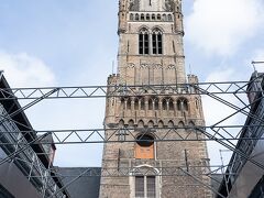 マルクト広場の鐘楼
高さ８３メートル
塔の上に上るために　皆様並んでいました
ここでトイレ休憩　１ユーロだったかな
１５分ごとに４７個の鐘の可愛い音がなります