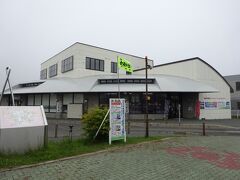 バスターミナルは駅の目の前にあります。