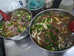 台北駅までもどって、近くの劉山東牛肉麺に行きました。
20人くらいの行列。
麺がおうどんのように太くてもちもちで、スープも美味しかったです。
テーブルに豆鼓、高菜、辣油、生ニンニクなどが置いてあり、好みの味に調整できます。生ニンニクは皮つきで置いてあるんだけど、つぶす道具とかなくて、いったいどうやって入れるのかわからず。ちょっと入れてみたかったんだけど。