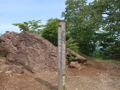 9：18、日の出山頂に到着～！　標高902ｍです。
久しぶりだから、最後の階段で足がガクガクになりました。明日はきっと筋肉痛です。
さすがに人気の日の出山だけあって、平日の早朝ながら、先ほどの３人に加え、他にも３人ここで出会いました。