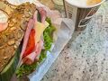 確か7時30分くらいにミュンヘン中央駅に集合だったので、その前に朝ご飯を調達。駅の地下にお店が色々ありました。
引き続きサンドイッチ系です(笑)
ハード系のパンで顎が強くなりました。