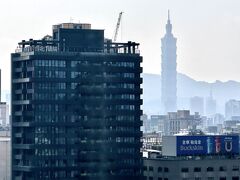 5月8日、台北旅行4日目の朝です。

ホテルの部屋の窓からの景色。
かなりズームして台北101におはよーございますしました。
今日も雨は降りそうにないですね。