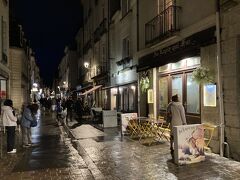 【コルベール通りもレストラン街】
トゥールに来ると、どうしてもプリュムロー広場で飲み食い、となるようだが、実は目抜き通りのリュ・ナシオナルを挟んでサン・ガシアン側のコルベール通り：Rue Colber　にも品の良いレストランやカフェが連なっている。学生の街なので留学生慣れしているから、ガイジンが行ってもへっちゃらである。

