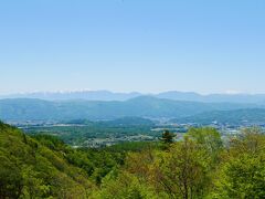 王滝への遊歩道がある横谷観音の駐車場に車を停めました。
そしたら展望台があって、ここからも雪をかぶったアルプスが見えました。
絶景、絶景。