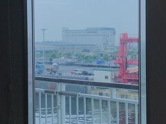 【神戸港に入港】

大分港は4階、神戸港は5階が出入り口になります。この日は金曜日到着。ほぼ満席ながらも空きも少しあったようです。下船20分くらい前から下船口に人が並び始めました。

フェリーを降りたらフェリーバスやユニバタクシーが待機してました。私はフェリーバスで阪神御影駅まで乗りました。ぎゅうぎゅう詰めになっても全員は乗り切れず、次のバスに乗るよう案内されてました。フェリーバスは現金支払いのみなので230円を用意しときました。交通系ICも使えないそうです。