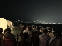 【復路の明石海峡大橋】

船内アナウンスで明石海峡大橋を通過する旨の案内があったので、たくさんの人がデッキに出て来ました。