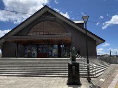 大館駅前には秋田犬の里の立派な建物があります。