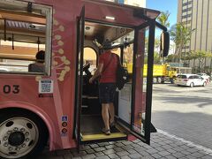 おはようございます)^o^(
3日目・・おかげさまで今日も眩しいくらい
の日差しでお天気に恵まれています。
今日はワイキキ経由アラモアナ・カカアコ方面
に向かいます！！
まずは、ハイバスに乗ってアラモアナへ・・