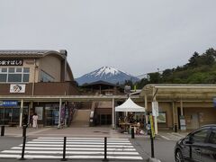 山梨編からの続きです。

富士山を眺めながらレンタカーを走らせ、道の駅すばしりに到着。
ここでも富士山が見えます。