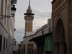 シディ・ユセフ・ディ・モスク（Sidi Youssef Dey Mosque）のミナレット。手前の建物には洒落た時計塔。
