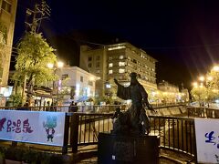 夜の温泉街。みな旅館で晩御飯なのか、夜開いている店が少ない。だから予約したかったんだけどね。