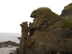 　国道229号を日本海沿いに南下していると、こんな奇岩が。親子熊岩です。何か微笑ましいですね。
　なお、瀬棚、北桧山、大成の3つの町は、合併でせたな町になっています。