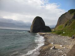 　奥尻には、鍋釣岩を代表し、奇岩がたくさんあります。これはホヤ石です。