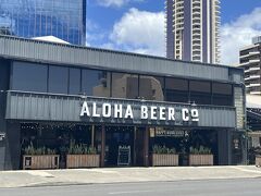 そして、外は暑く・・
飲んでも飲んでも喉が乾くので
クラフトビールで有名な
アロハビールへ！！